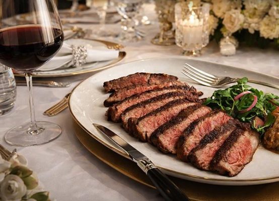 ăn steak và uống rượu vang đỏ